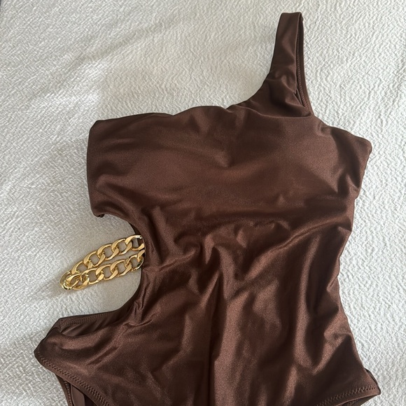 L’AGENCE Ava Cutout Chain One-Shoulder Underwire One Piece Swimsuit,Small, $275 - Picture 11 of 12